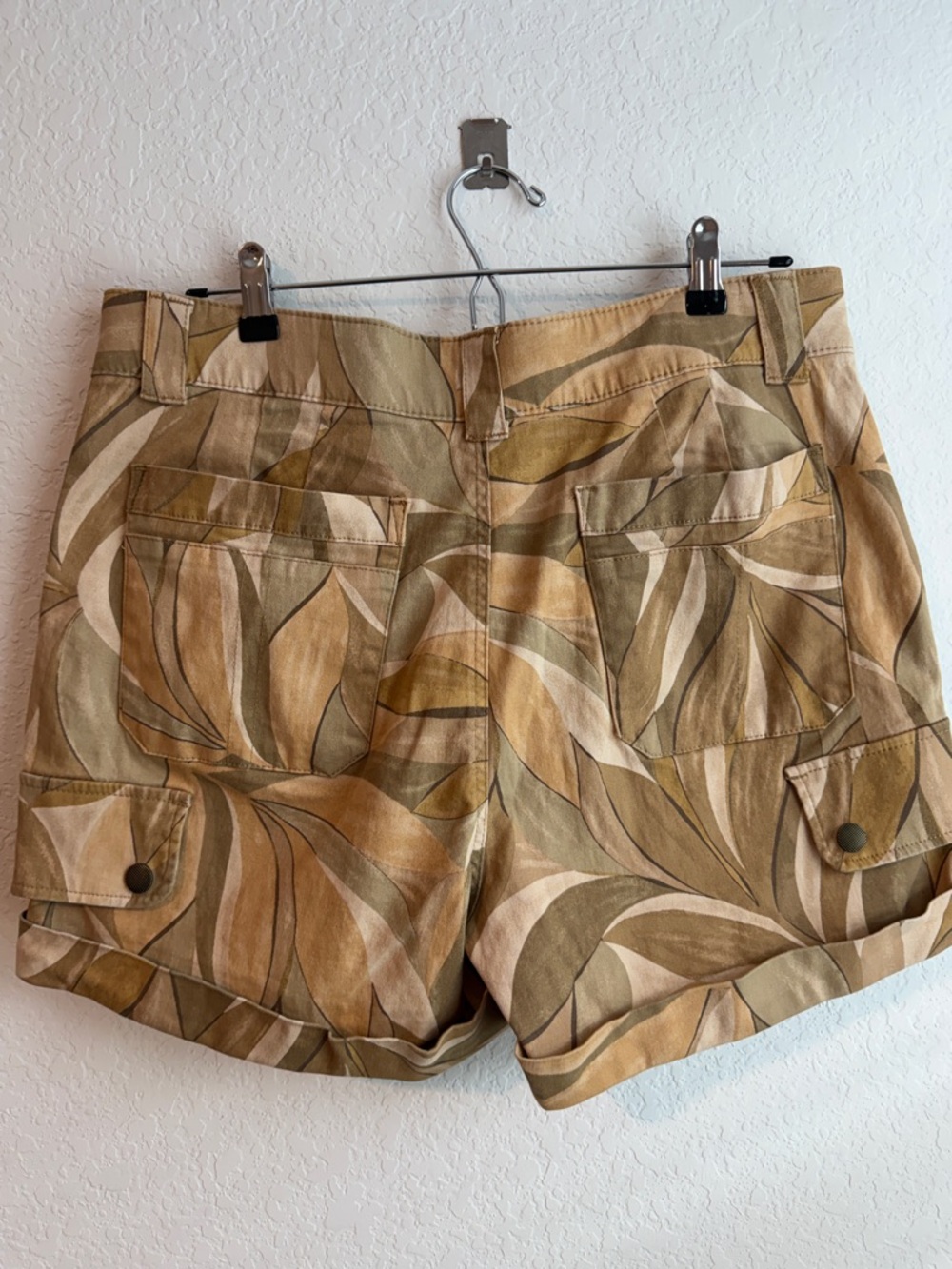 Democracy Leaf-Print Cotton Cargo Roll-Cuff Shorts - Picture 5 of 9